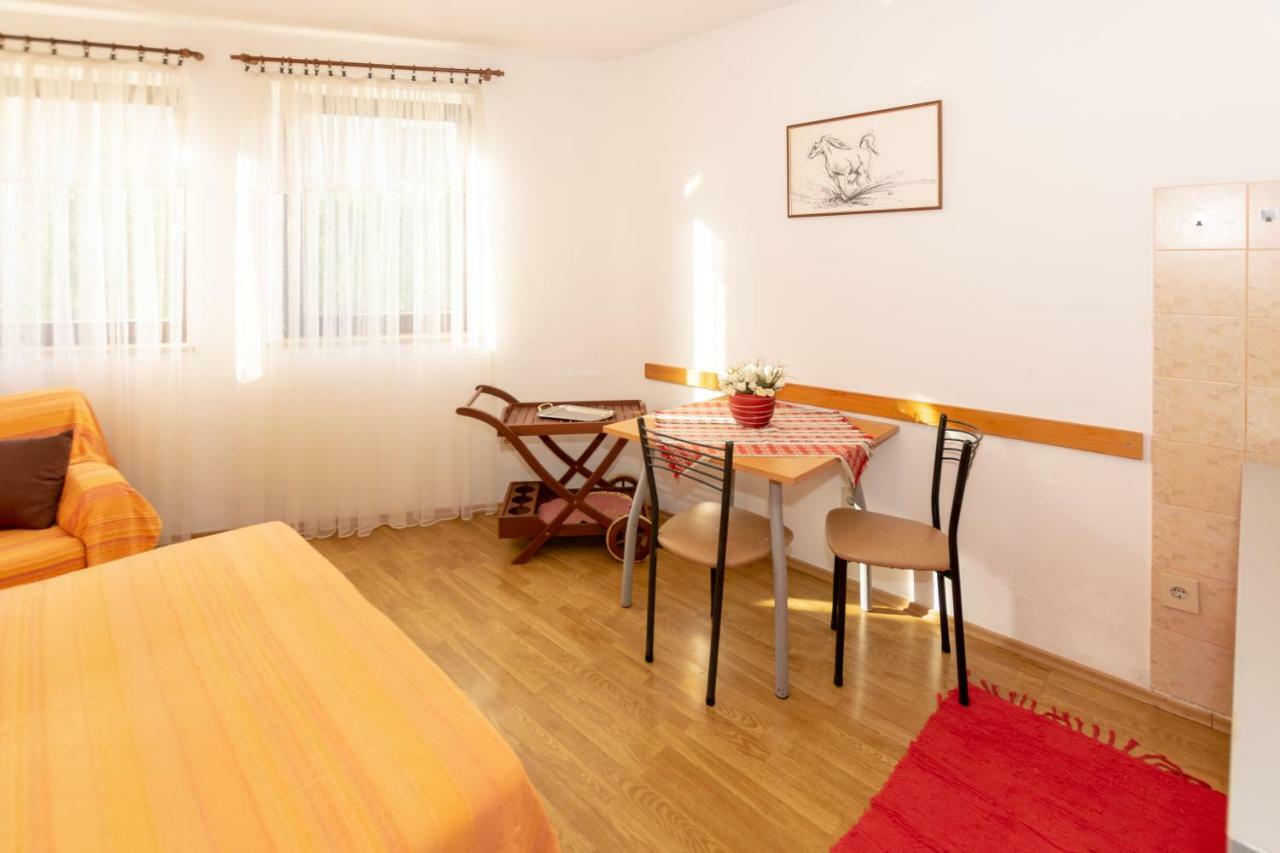 Apartments Mirjana Pula Exterior foto