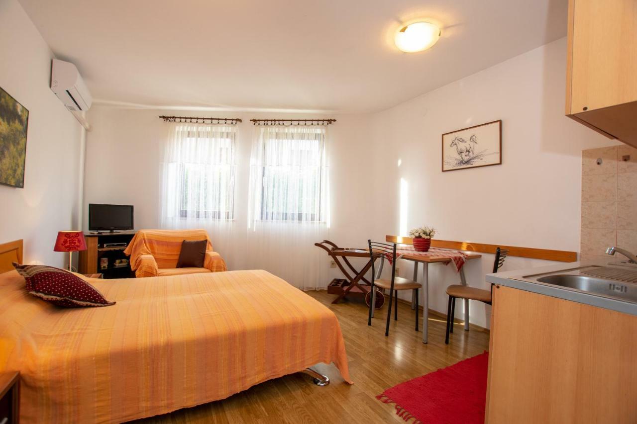 Apartments Mirjana Pula Exterior foto