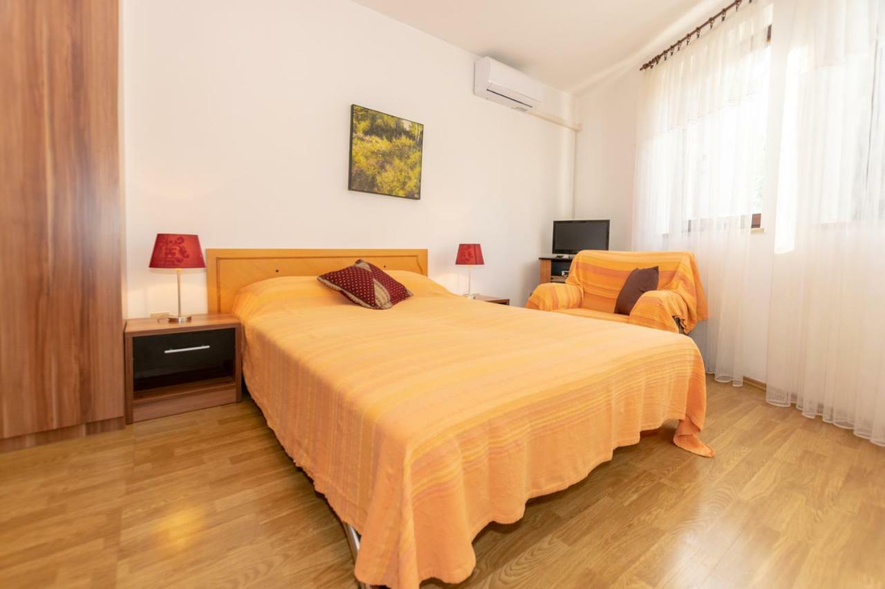 Apartments Mirjana Pula Exterior foto